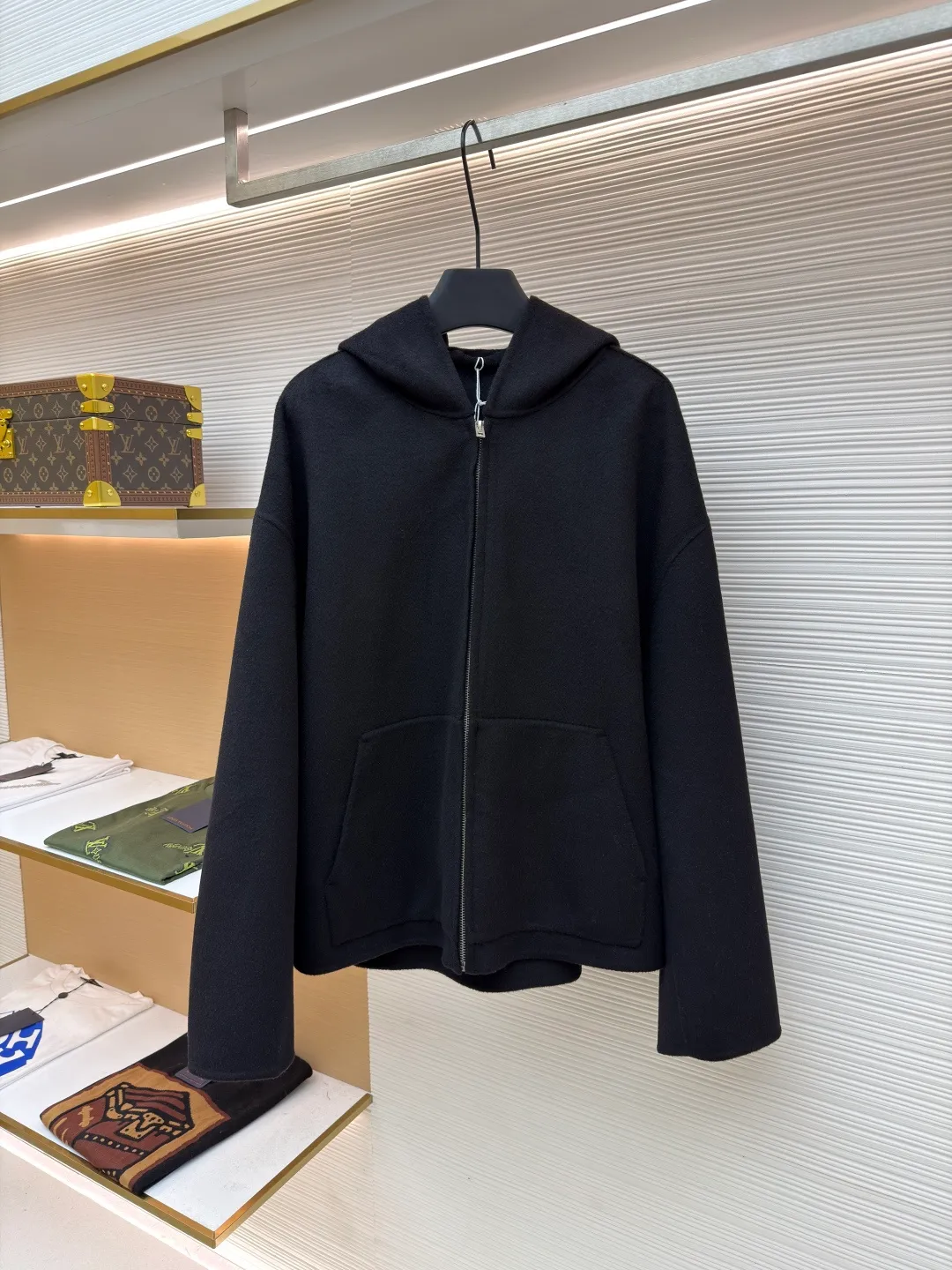 Acne Studios Nordic minimalist style double-sided woolen cashmere jacket ●Authentic product: purchased and developed for 9769 ●Item number: 1680856-C85 ●Material: cashmere fabric ●Technology: solid color distressed production ●Version: fitted version ●Weight: about 1060 grams ●Size: S-M-L ●Description: ACNE Nordic minimalist style double-sided woolen cashmere jacket Original version Purchased for 11000 Fabric dyed for 35 days Consistent with YB, different from the market version, the fabric is 90% sheep wool and 10% cashmere. The quality inspection report is acceptable. The zipper uses the original authentic zipper with TALON base. The real antique silver craftsmanship is different from the solid color distressed on the market. It uses Ice Pa lining and customizes the YB consistent collar label. The workmanship details are excellent. The overall wiring is straight and delicate, the fabric is comfortable and soft, and the color is consistent without color difference. It can be matched with the same style to create a fashionable look and control various occasions. Customized accessories, complete with three standards, same style for men and women!